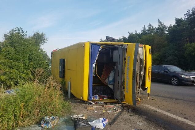 Под Днепром разбилась маршрутка с пассажирами: фото и видео с места ДТП