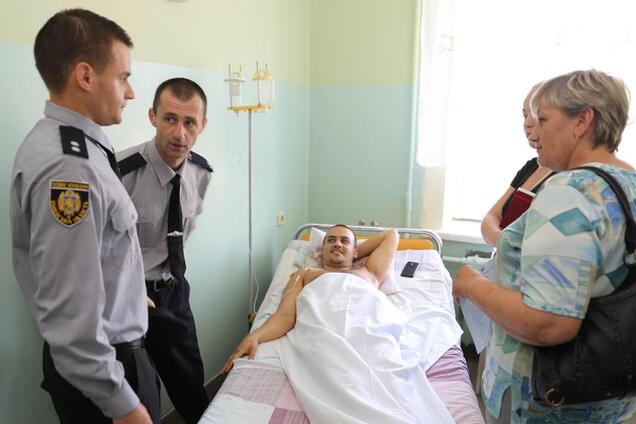 'Кто заказал Гандзюк?' Полицейского, который задержал граффитчика во Львове, наградили