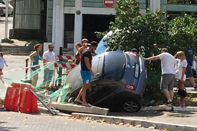 'Пірнув' в яму: в Одесі стався трагікомічний інцидент з авто