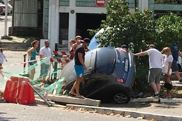 Автомобиль "нырнул" в яму