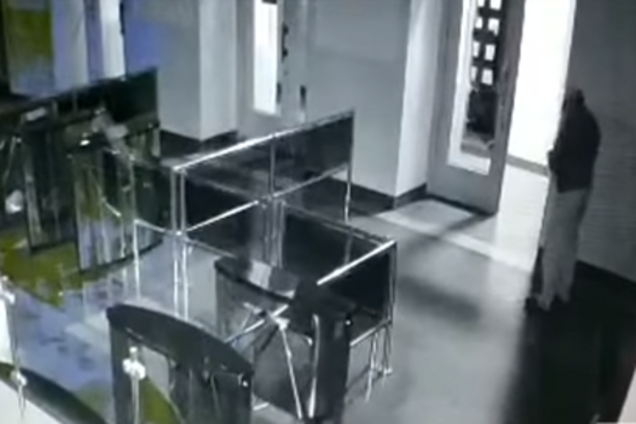 Смертельное нападение в Харькове: появилось первое видео из холла мэрии