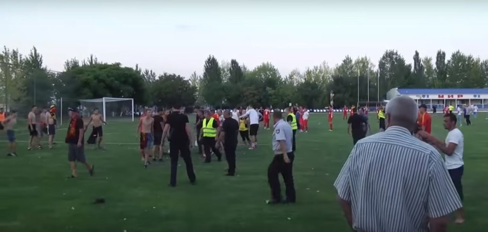 Фанаты запорожского 'Металлурга' устроили драку на выезде прямо на стадионе (ВИДЕО)
