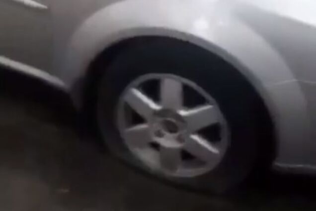 'Встали на чужое место': в Киеве неизвестные повредили авто из-за парковки 