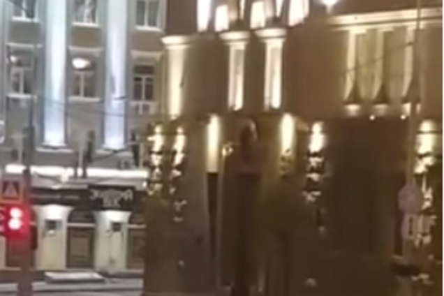 В сети появилось видео начала перестрелки возле мэрии Харькова