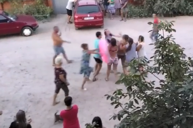 Полуголая женщина устроила дебош на украинском курорте: есть видео