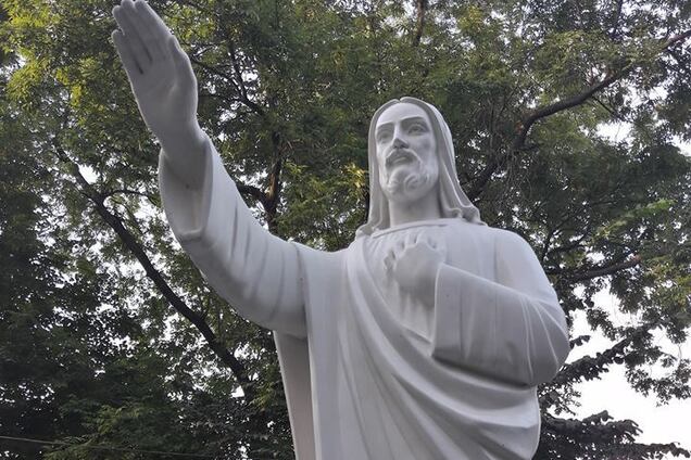 'Зигующий Иисус?' Украинцев разгневала статуя во Львове