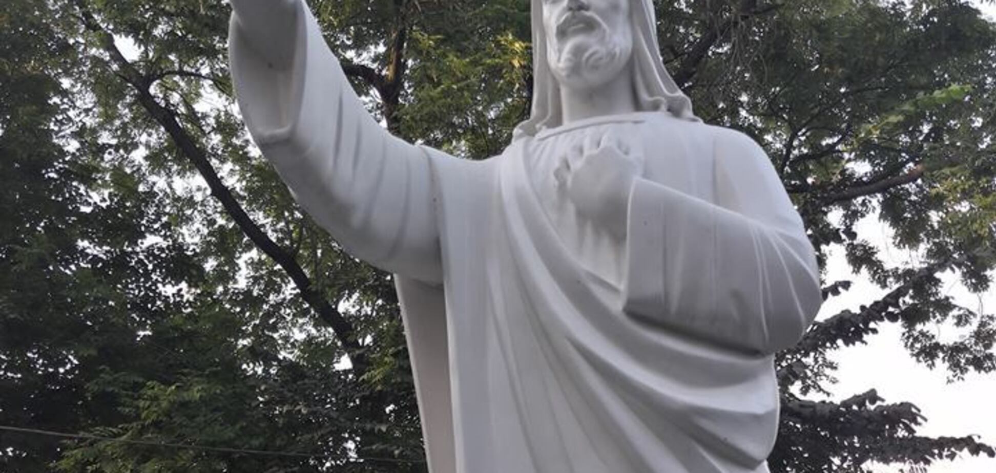 'Зигующий Иисус?' Украинцев разгневала статуя во Львове