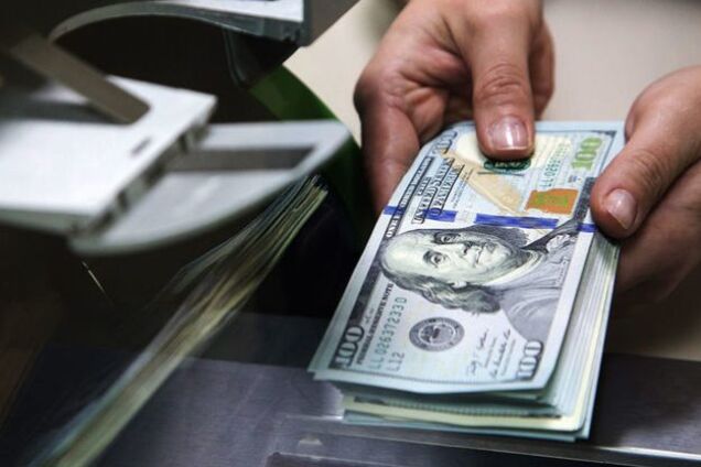 В спешке: украинцы стали массово избавляться от долларов