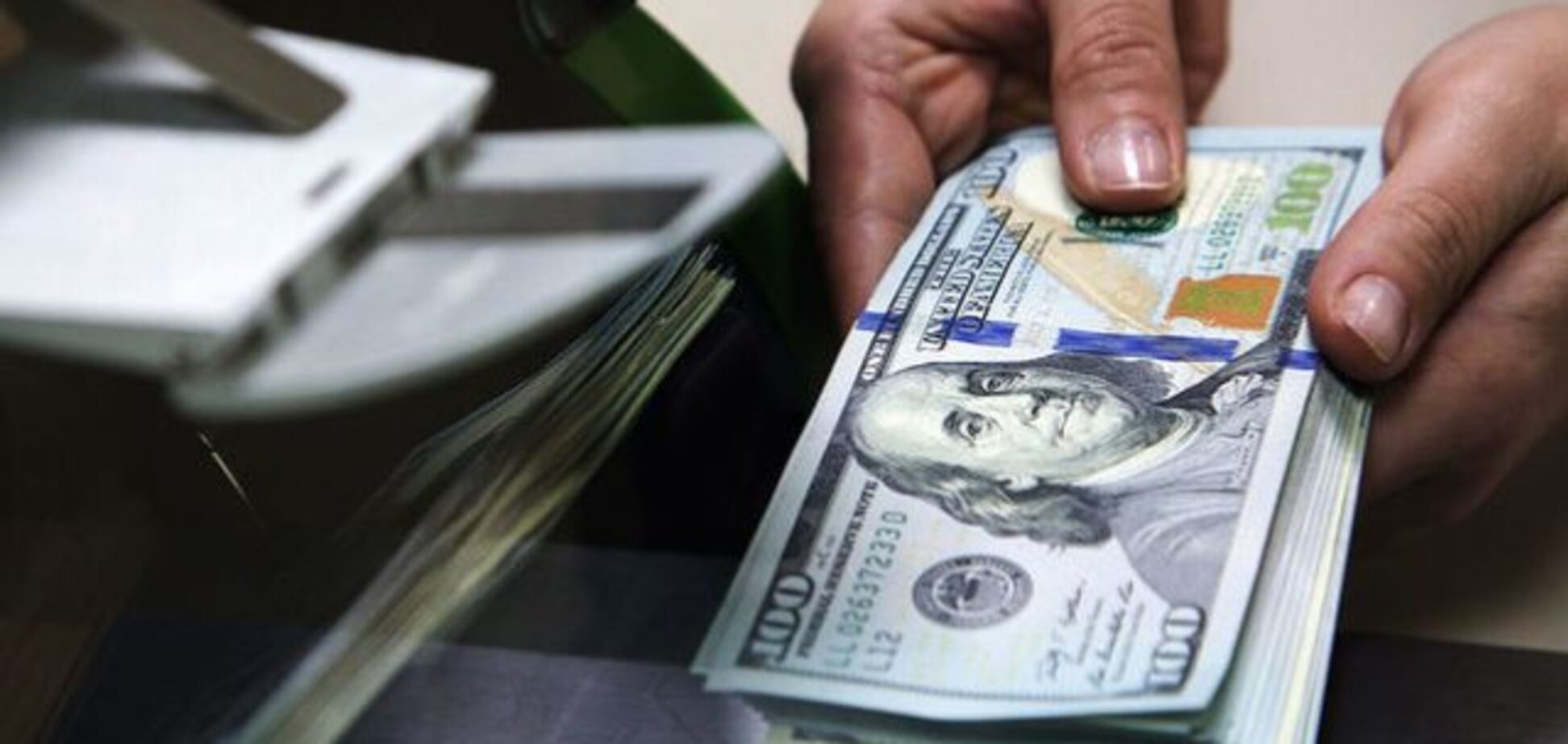 Поспіхом: українці почали масово позбуватися доларів