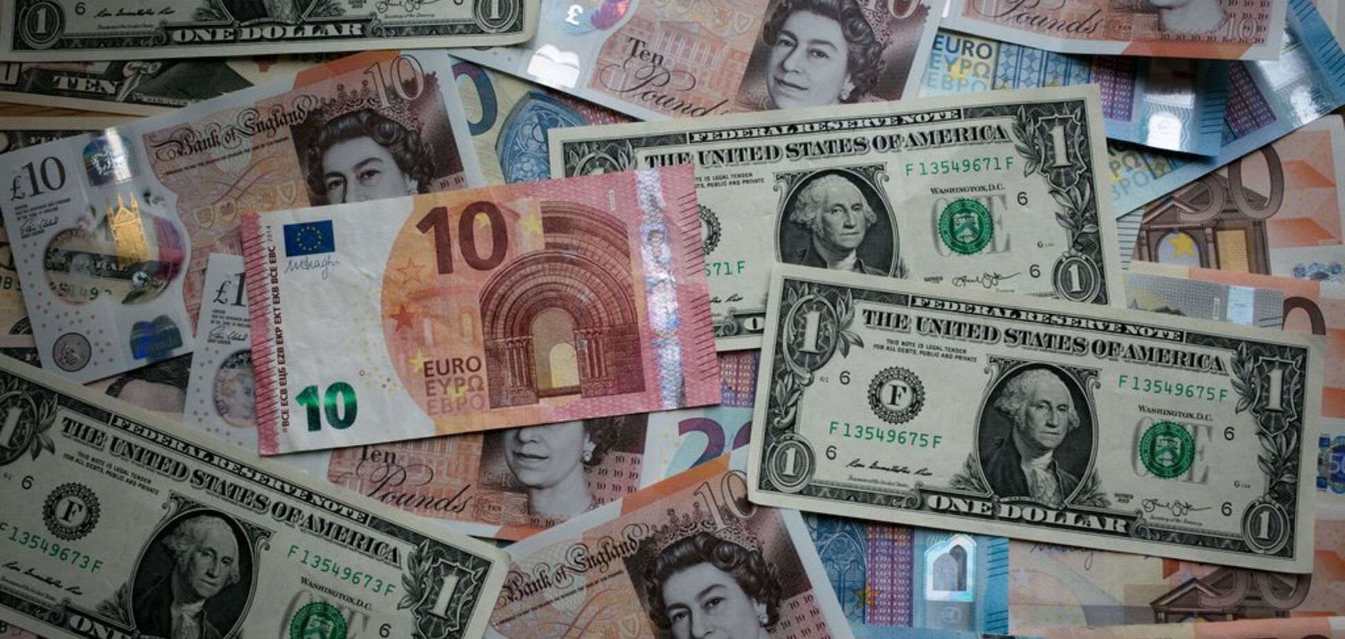 Курс валют: долар і євро пішли вниз