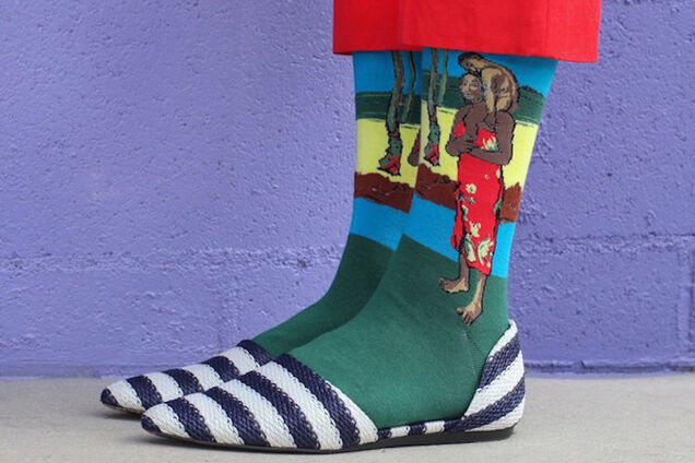 Яркие, с принтом, с люрексом и мохнатые: как модно носить носки каждый день