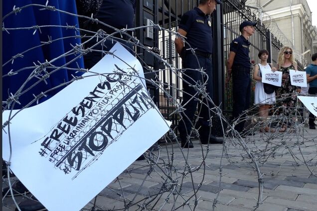 В Киеве посольство России обнесли колючей проволокой: все подробности