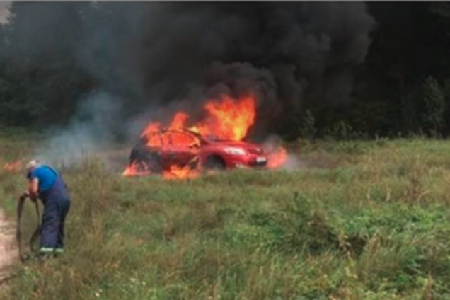 'Слабоумие и отвага': под Киевом автоледи нечаянно застряла в костре и сожгла дотла Toyota