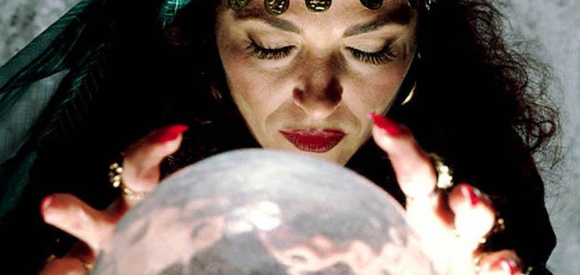 'Вам пороблено!' Психолог розкрила методи ворожок і екстрасенсів