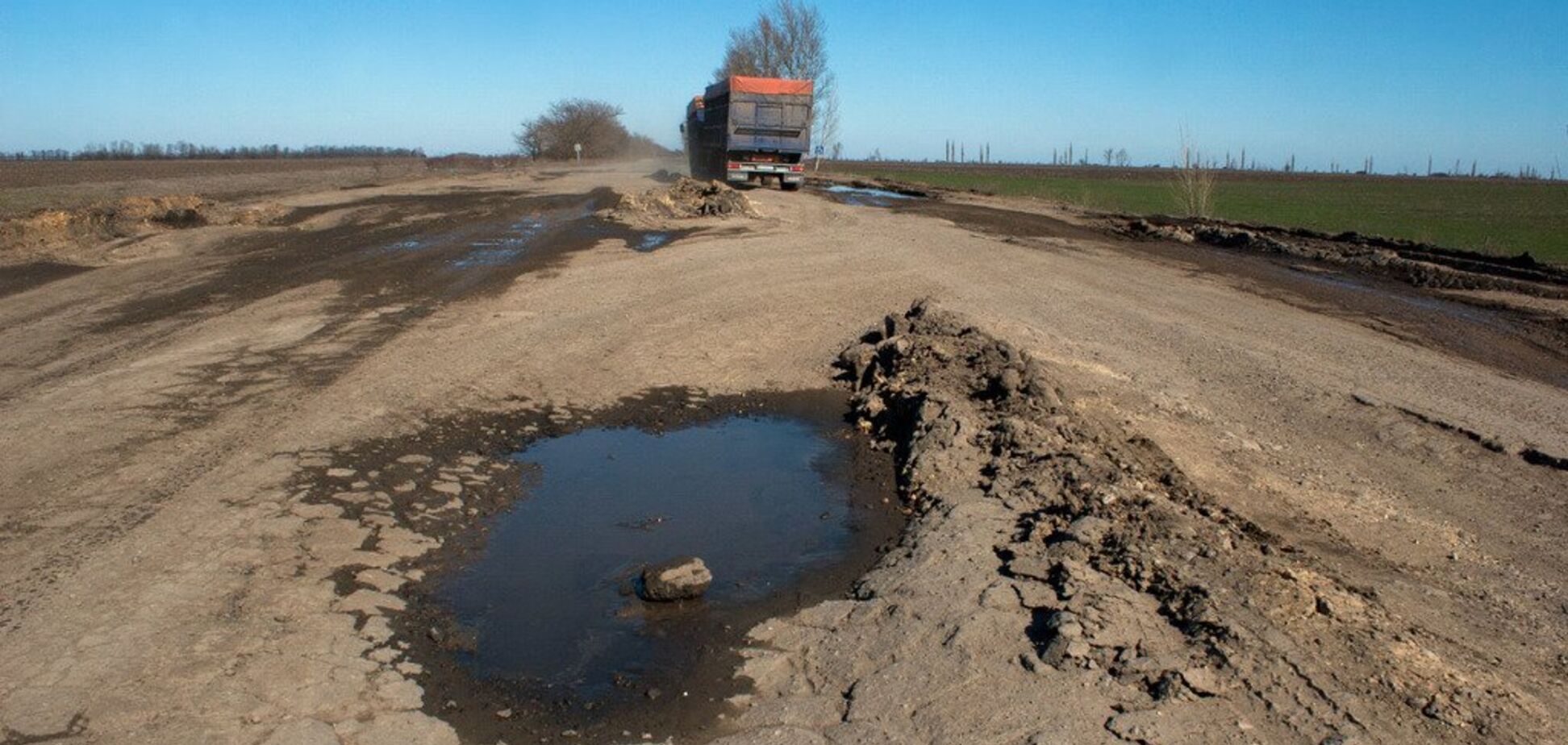 'Дорога ада': журналисты показали состояние важной для Украины трассы