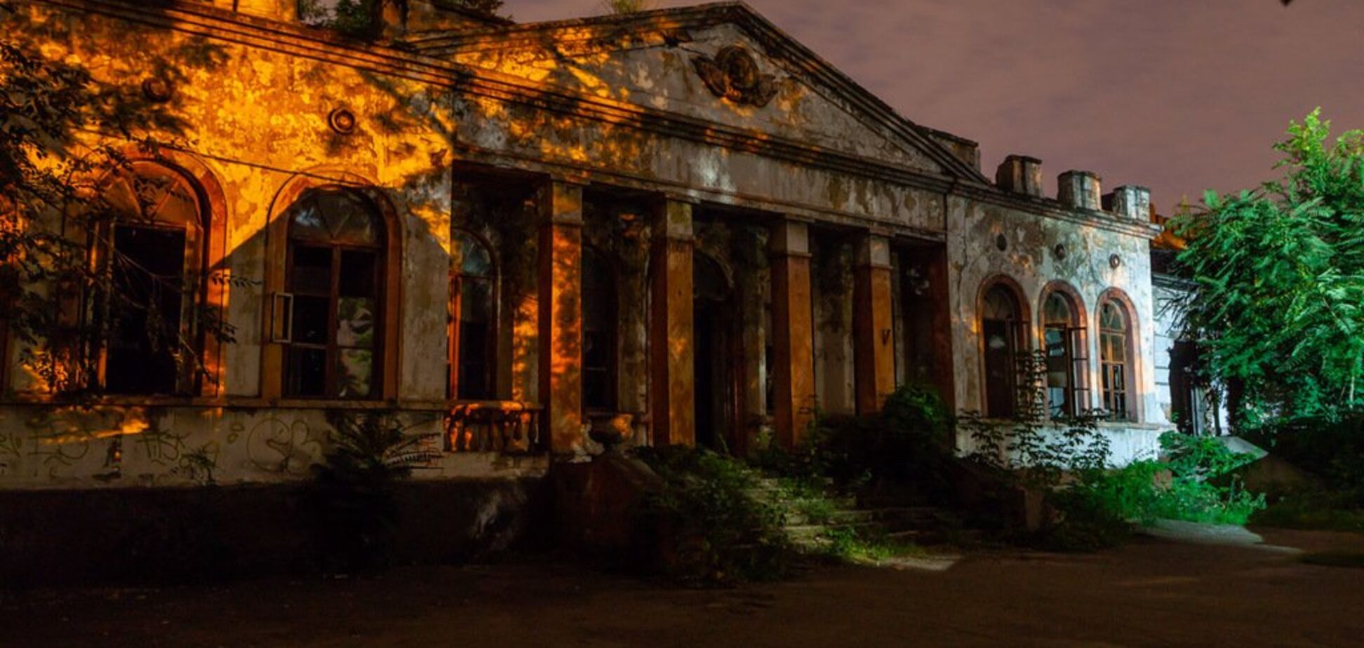 Покинутий Дніпро: яскраві фото забутих будівель