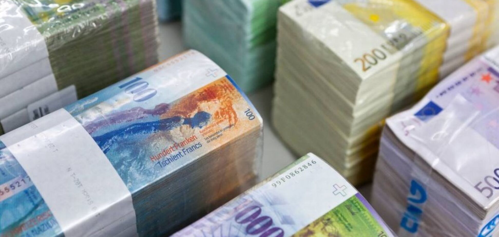 Среди клиентов — Дерипаска: банк Швейцарии из-за санкций заморозил $5 млрд россиян