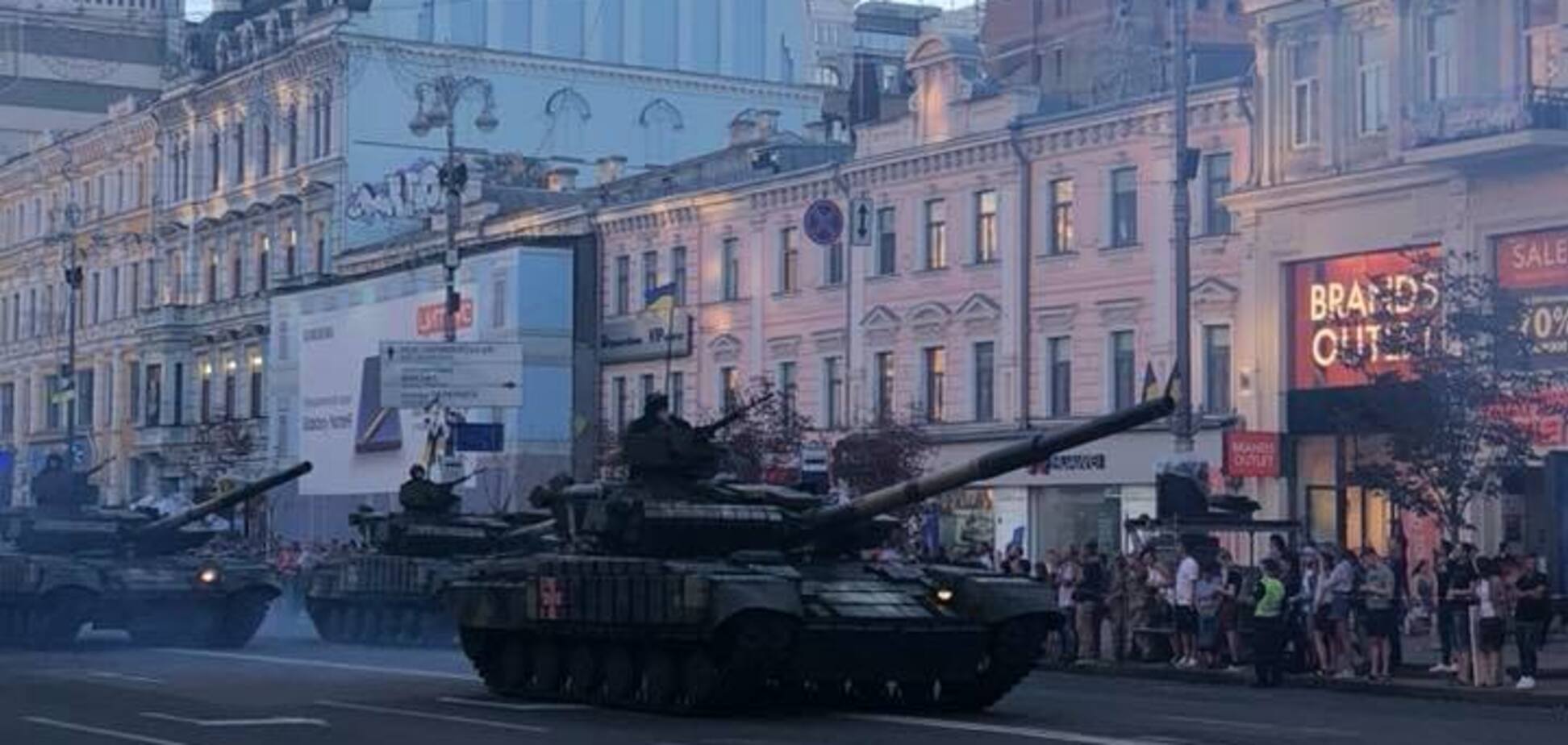 Парад на День Независимости: пусть по городу ездит бронетехника своя, а не чужая