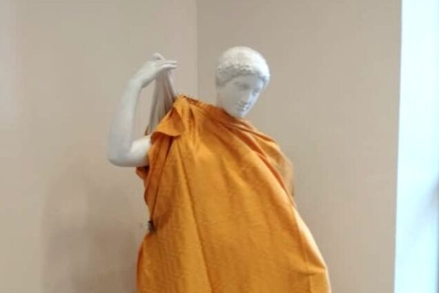 'Щоб не ранити': в Росії 'одягнули' голі статуї до приїзду священиків. Фотофакт