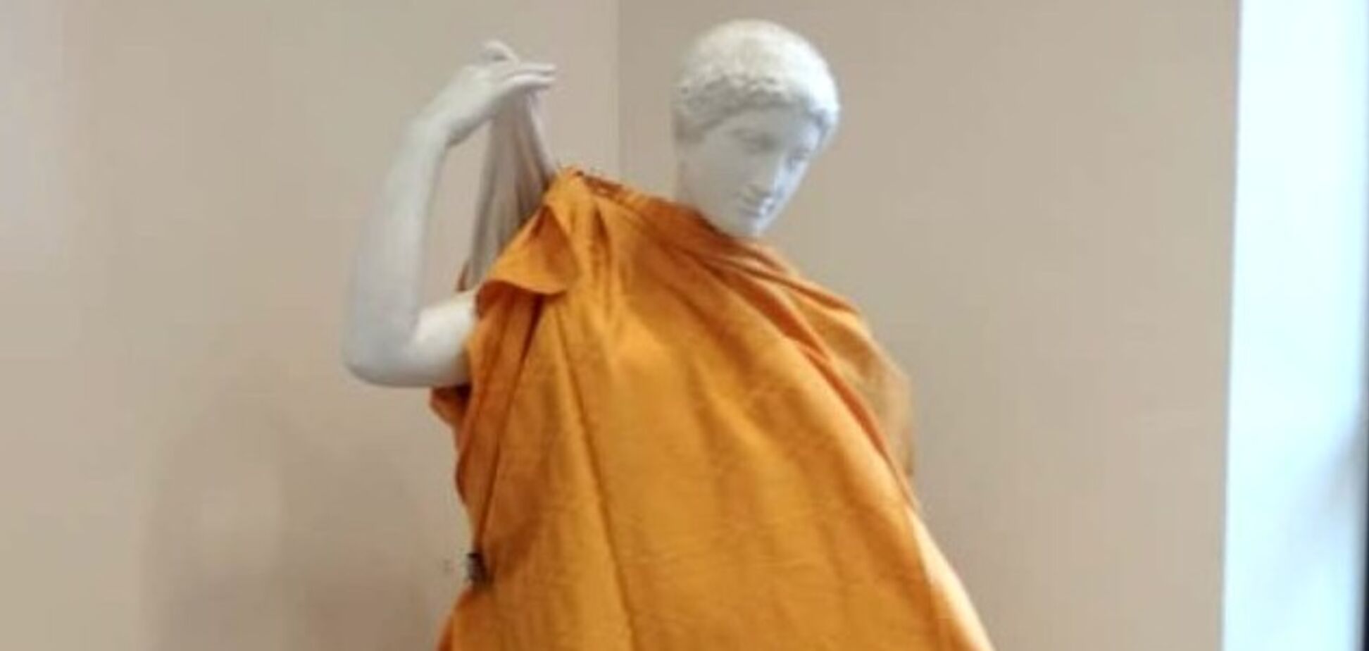 'Чтобы не ранить': в России 'приодели' голые статуи к приезду батюшек. Фотофакт