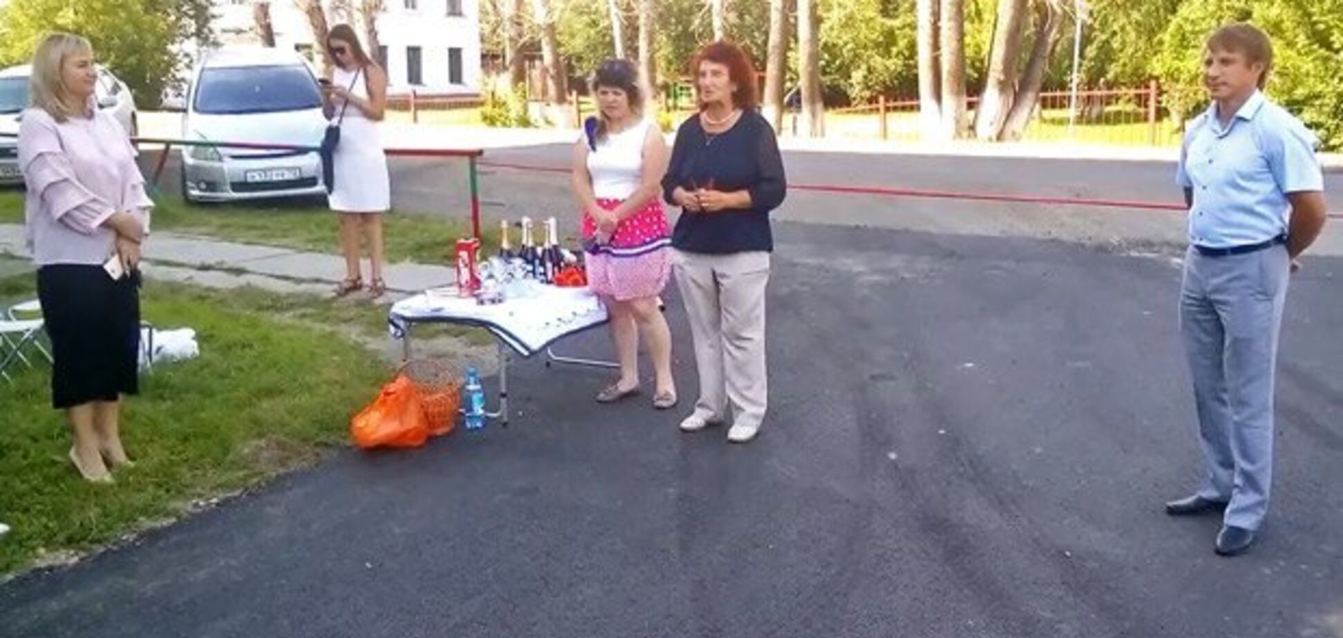 'Для них і це свято': у мережі висміяли урочисте відкриття асфальту в Росії