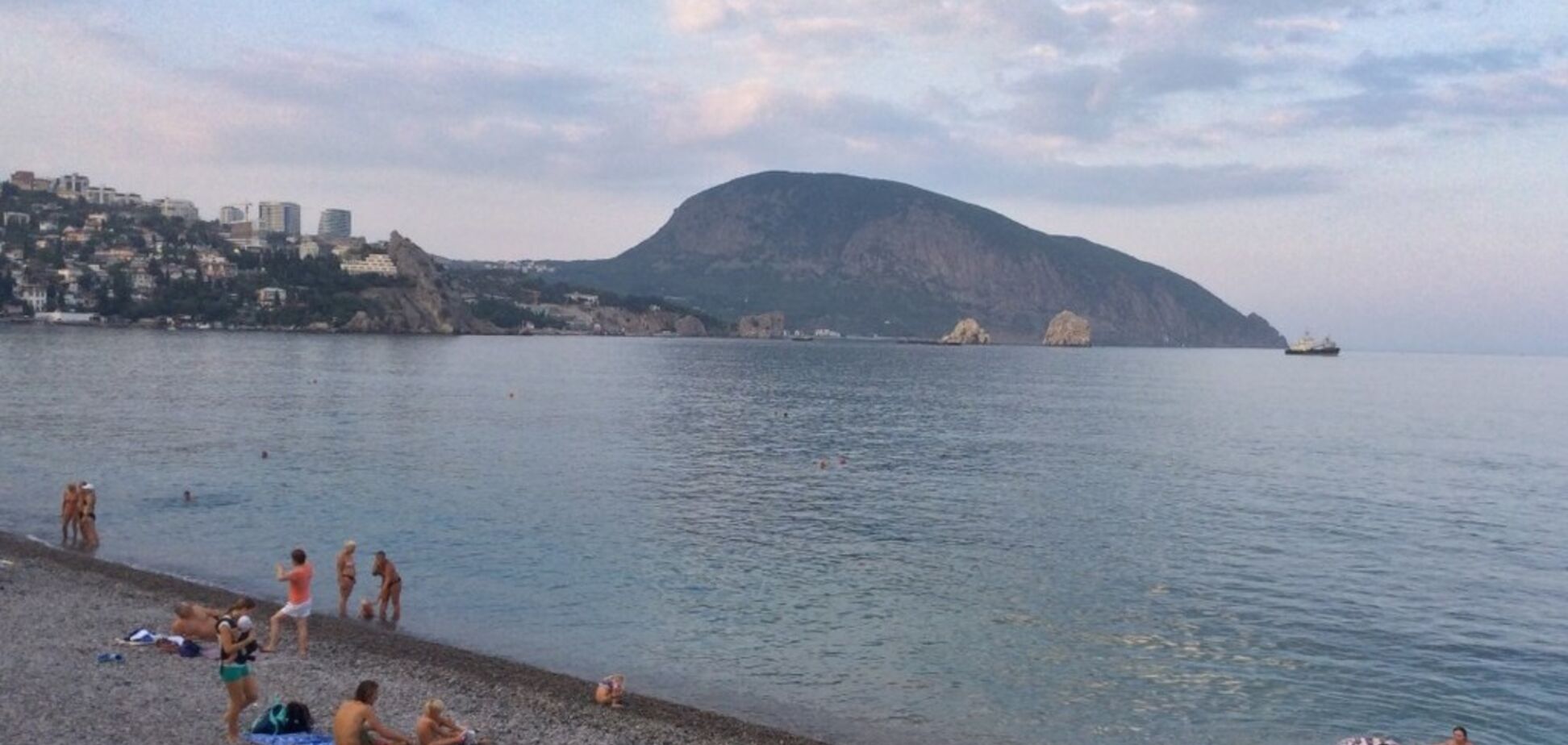 'А б*ндеровцов смогли найти!' В сети появились новые фото пустующих пляжей Крыма
