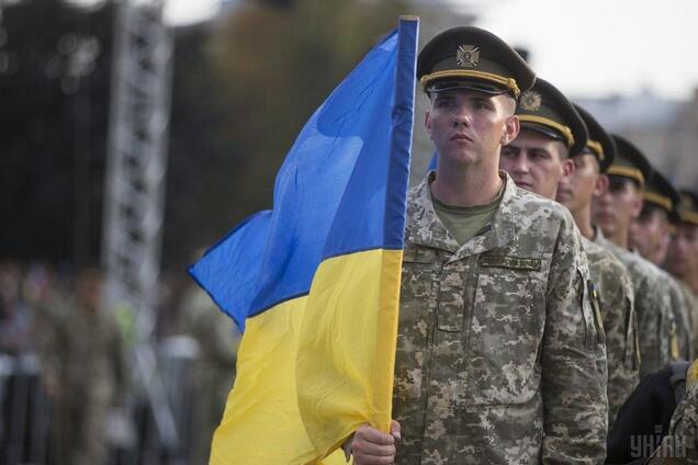 Увели с парада: солдат почетного караула потерял сознание перед Порошенко