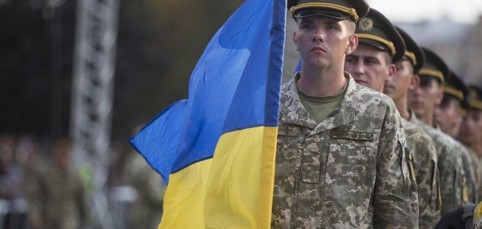 Увели с парада: солдат почетного караула потерял сознание перед Порошенко