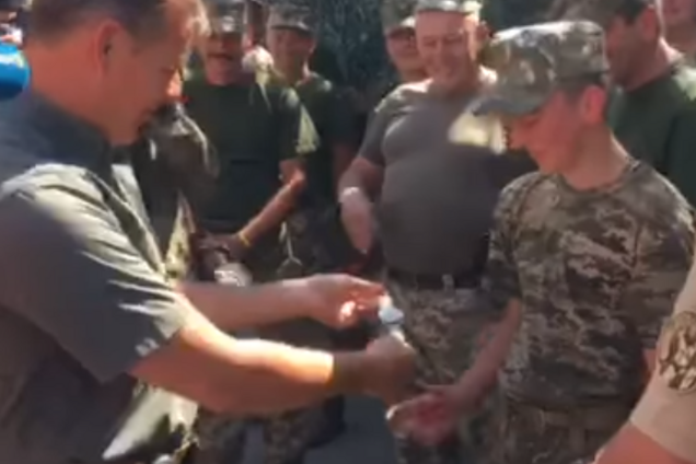 'Нехай настукають йому 100 років!' Ляшко зробив особистий подарунок воїну на Луганщині