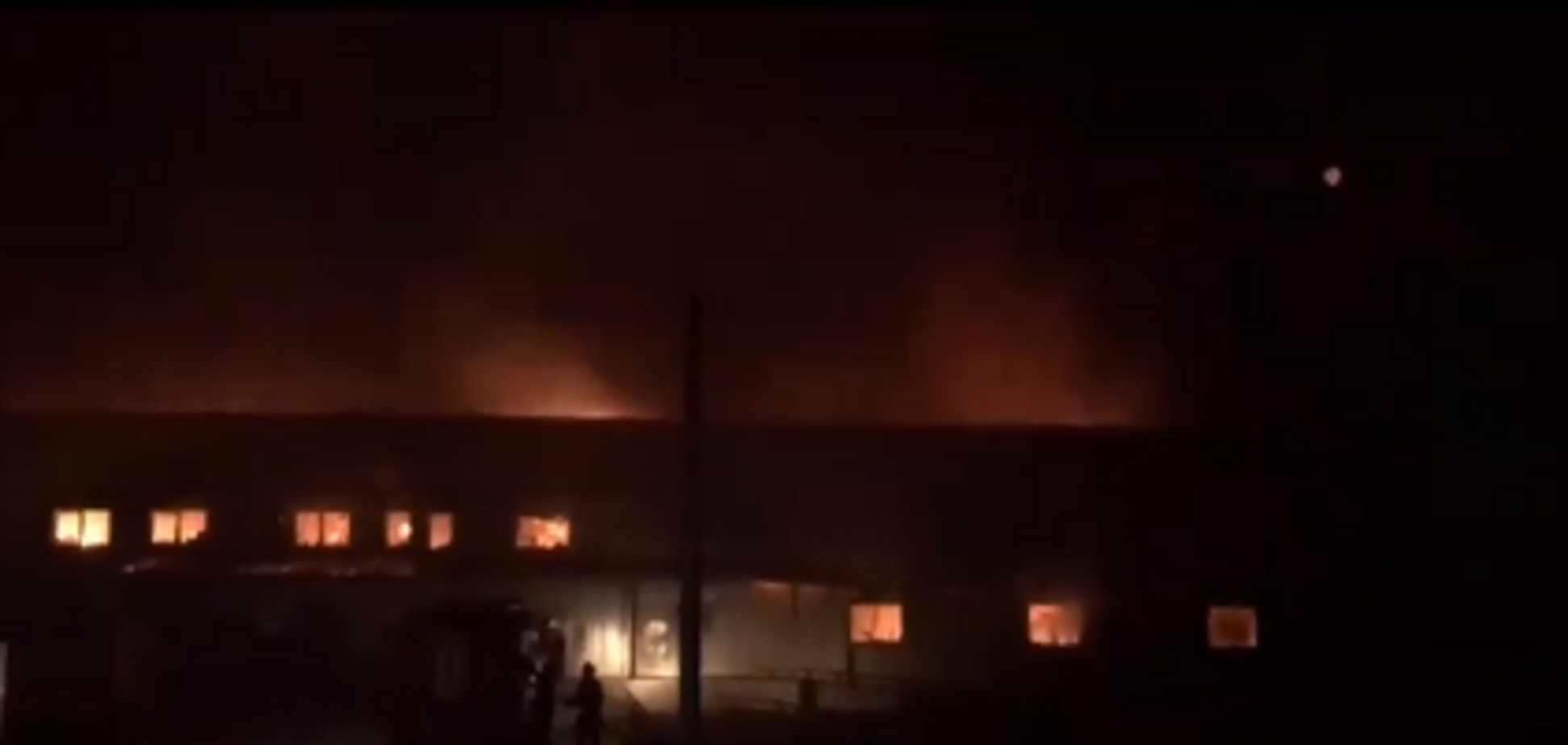 'Взрывы по всему городу': на Закарпатье сгорели склады 'Новой почты'