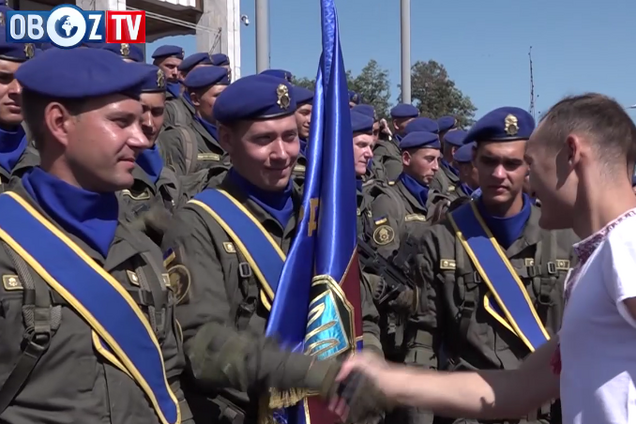 Робили фото і тисли руки: українці перед парадом поспілкувалися з військовими