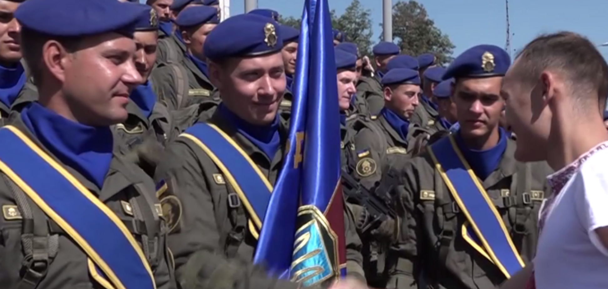 Делали фото и жали руки: украинцы перед парадом пообщались с военными