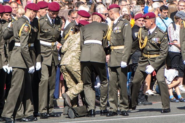 Рухнул на глазах у всех: на параде в Киеве случилось второе ЧП с солдатом