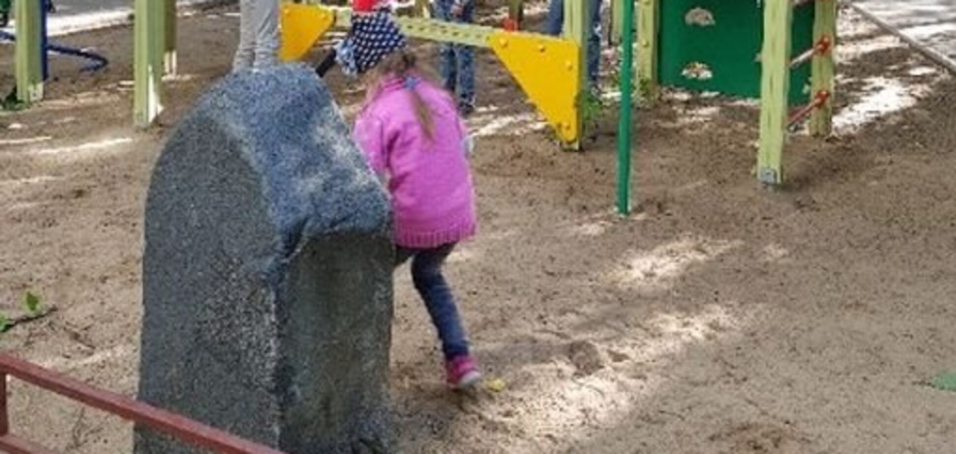 'Дно пробито': в России нашли памятник криминальному авторитету на детской площадке. Фотофакт