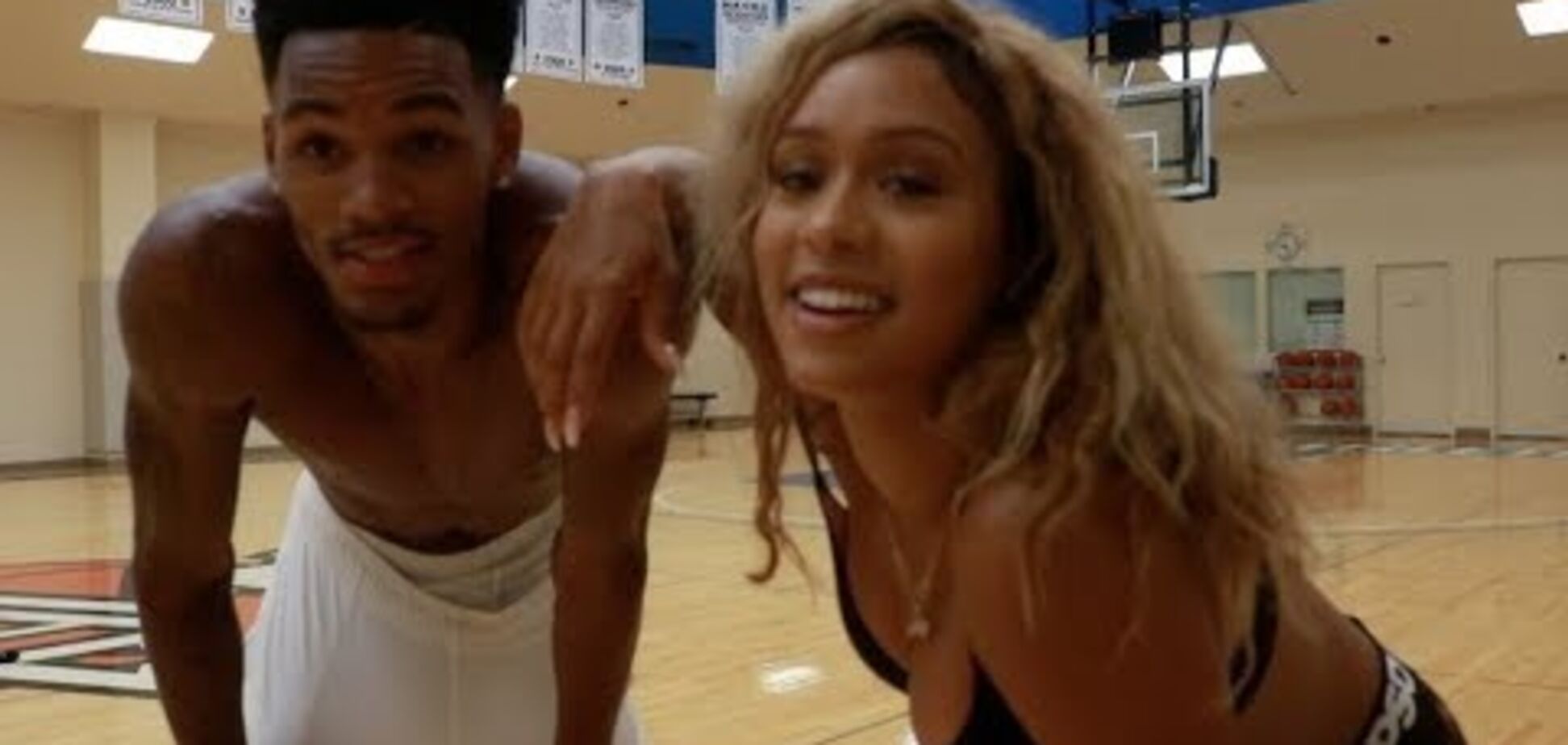 Спортсмен разгромил подругу в игру на раздевание и выложил видео