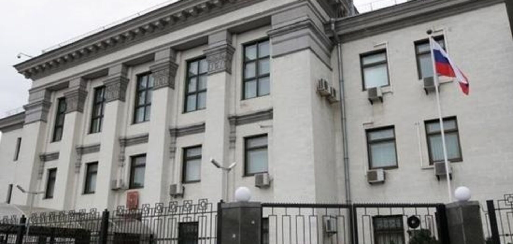 У Києві атакували консульство Росії: деталі інциденту
