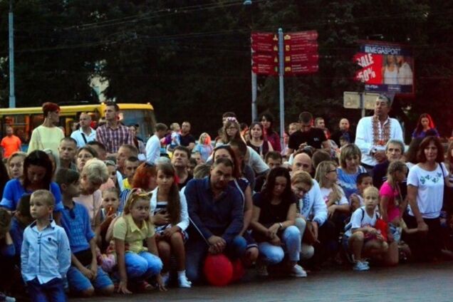 Плакали люди и небо: в Луцке на коленях простились с погибшим на Донбассе героем