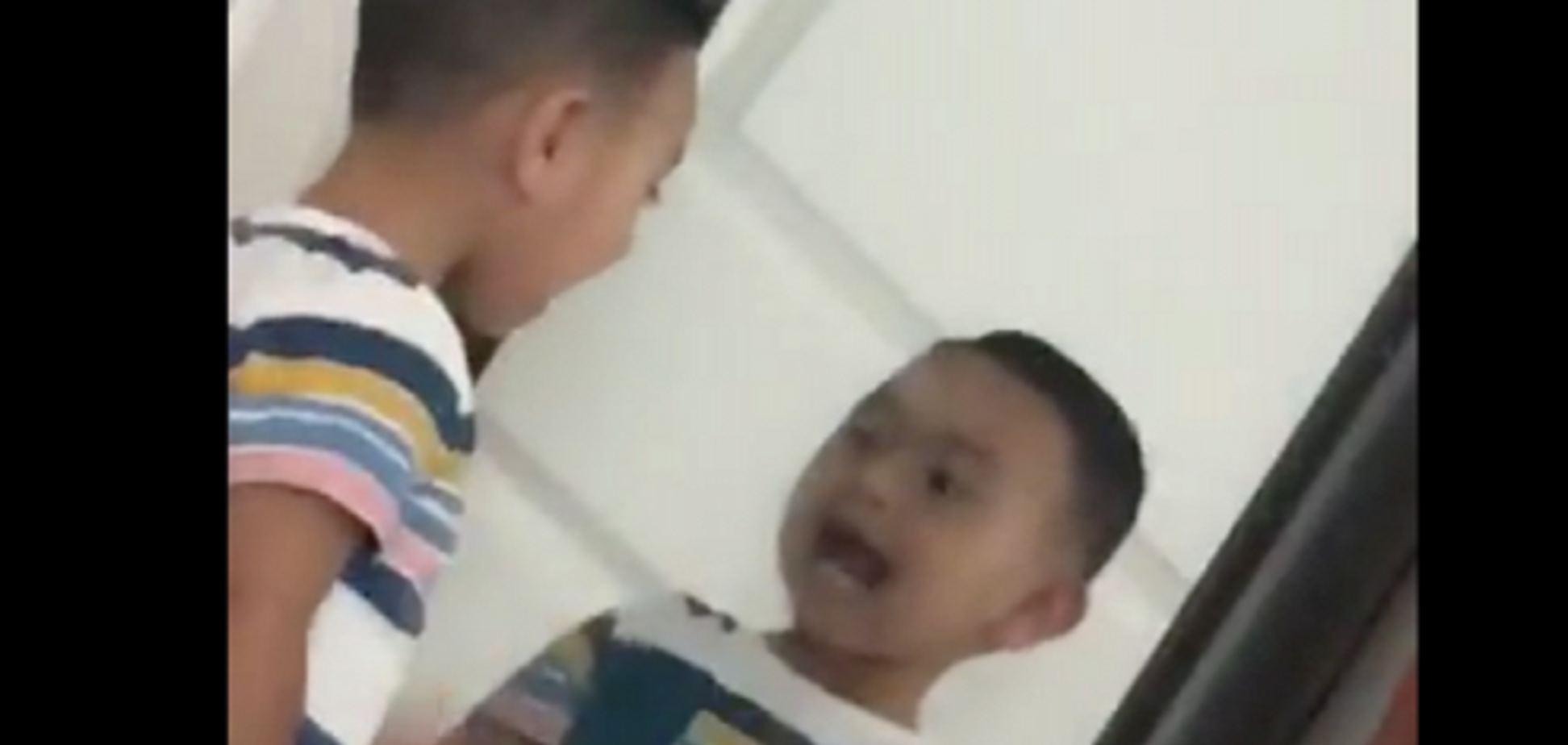 'Жах який!' Мережу налякало відео з відображенням дитини у дзеркалі