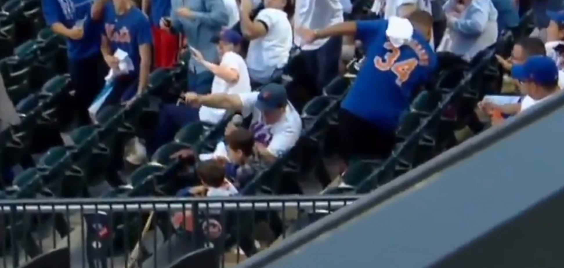 Отличная реакция отца спасла ребенка на матче - опубликовано видео