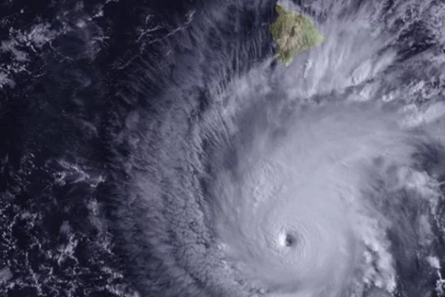 На Гавайи обрушился самый мощный за 30 лет ураган: фото и видео Апокалипсиса
