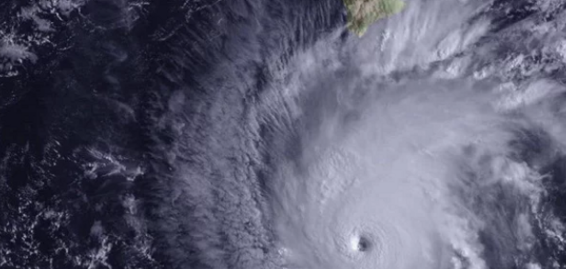 На Гавайи обрушился самый мощный за 30 лет ураган: фото и видео Апокалипсиса