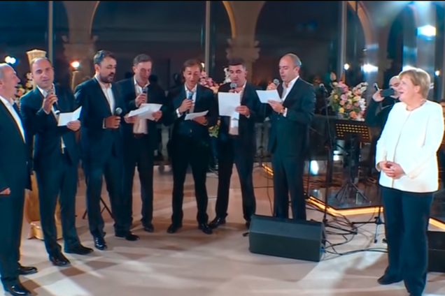 Меркель в Грузии спела свою любимую песню: видео выступления