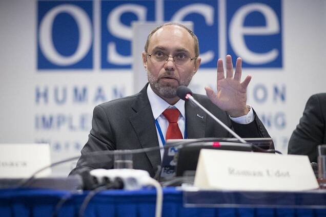 Отправят назад: в Украину не впустили российского правозащитника