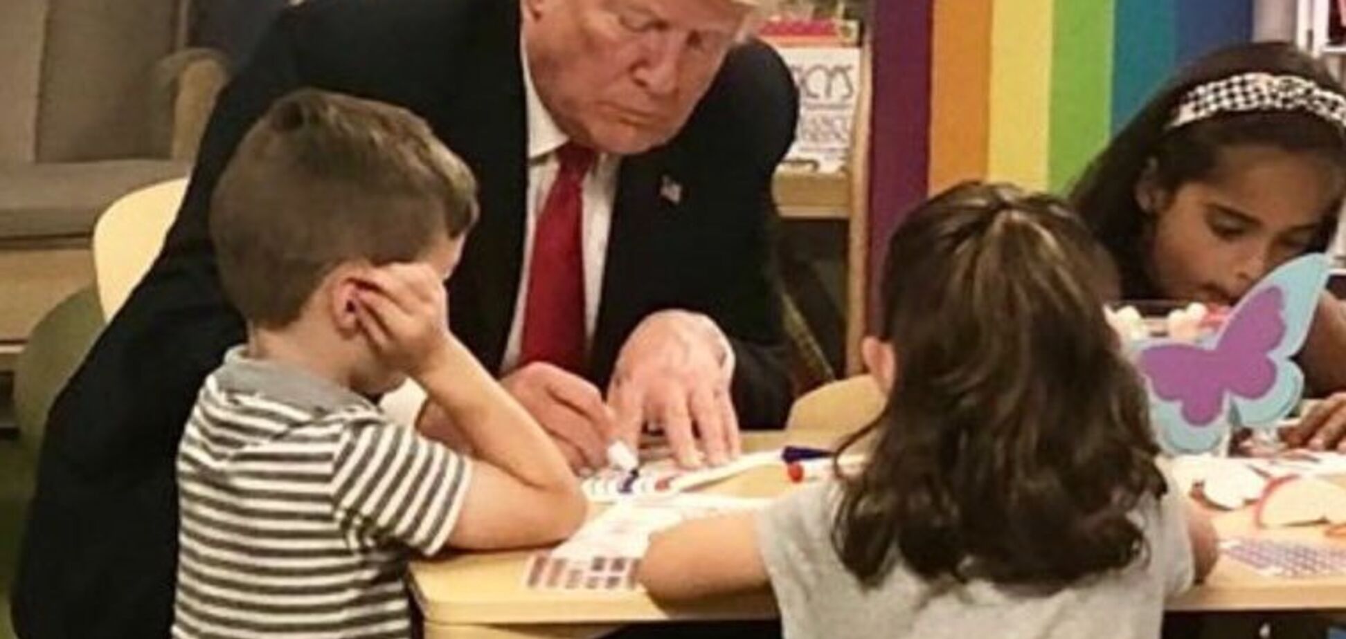 Малював прапор Росії? Трамп знову безглуздо зганьбився