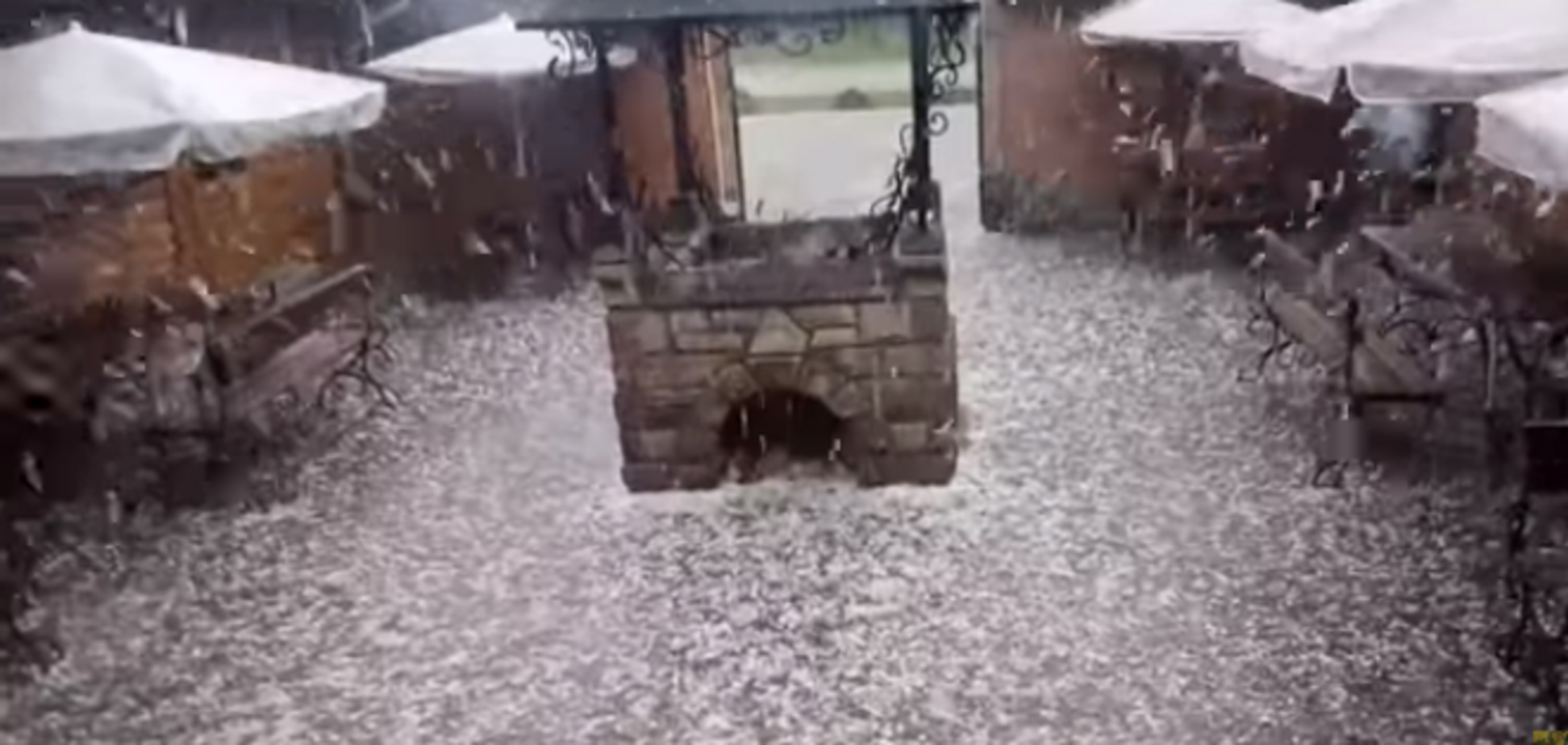 'Розміром в 50 копійок': з'явилося відео аномальної бурі в Яремче