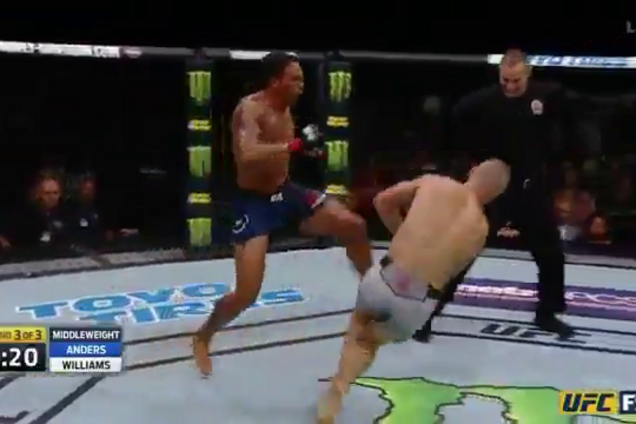 Боєць UFC нокаутував суперника рідкісним 'футбольним ударом'