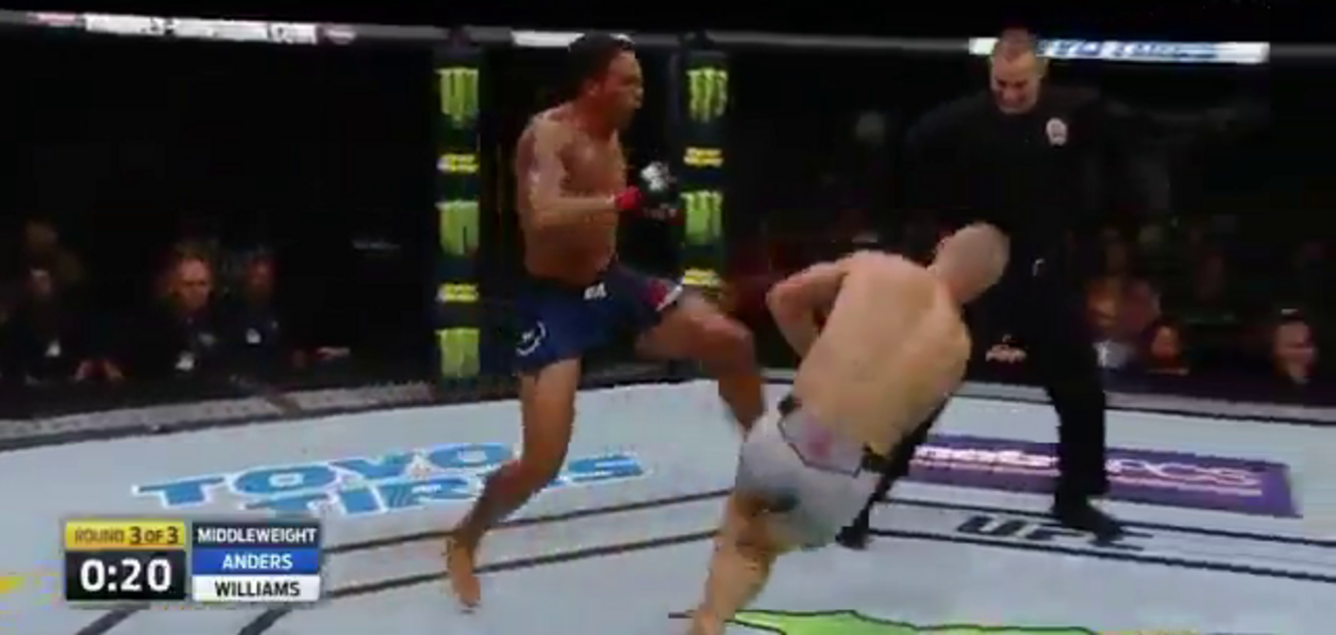 Боєць UFC нокаутував суперника рідкісним 'футбольним ударом'