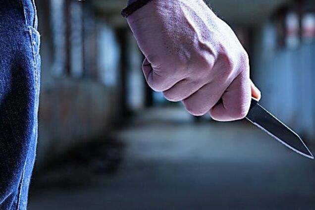 злочинець з ножем