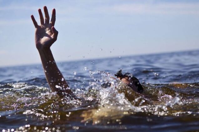 На запорожскому курорте едва не утонули трое мужчин