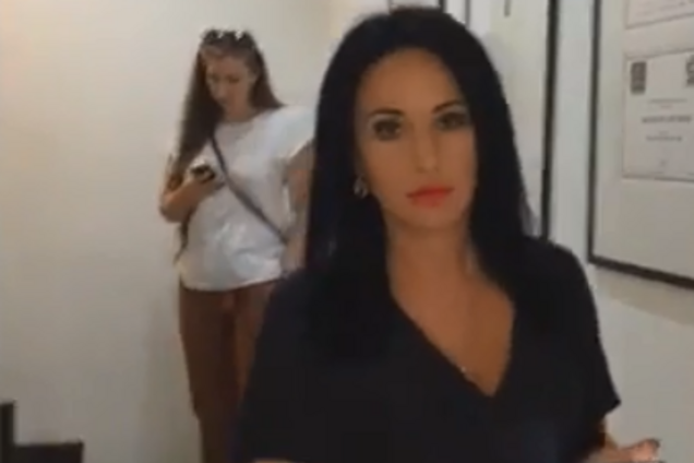 Звідки 'бабусин' Rolls-Royce? Львівська митничка гайнула світ за очі від журналістів